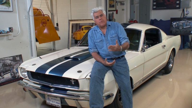 Jay Leno framför en Mustang Shelby