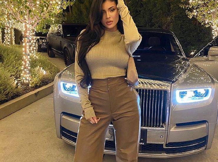 Kylie Jenner framför sin Rolls Royce Phantom