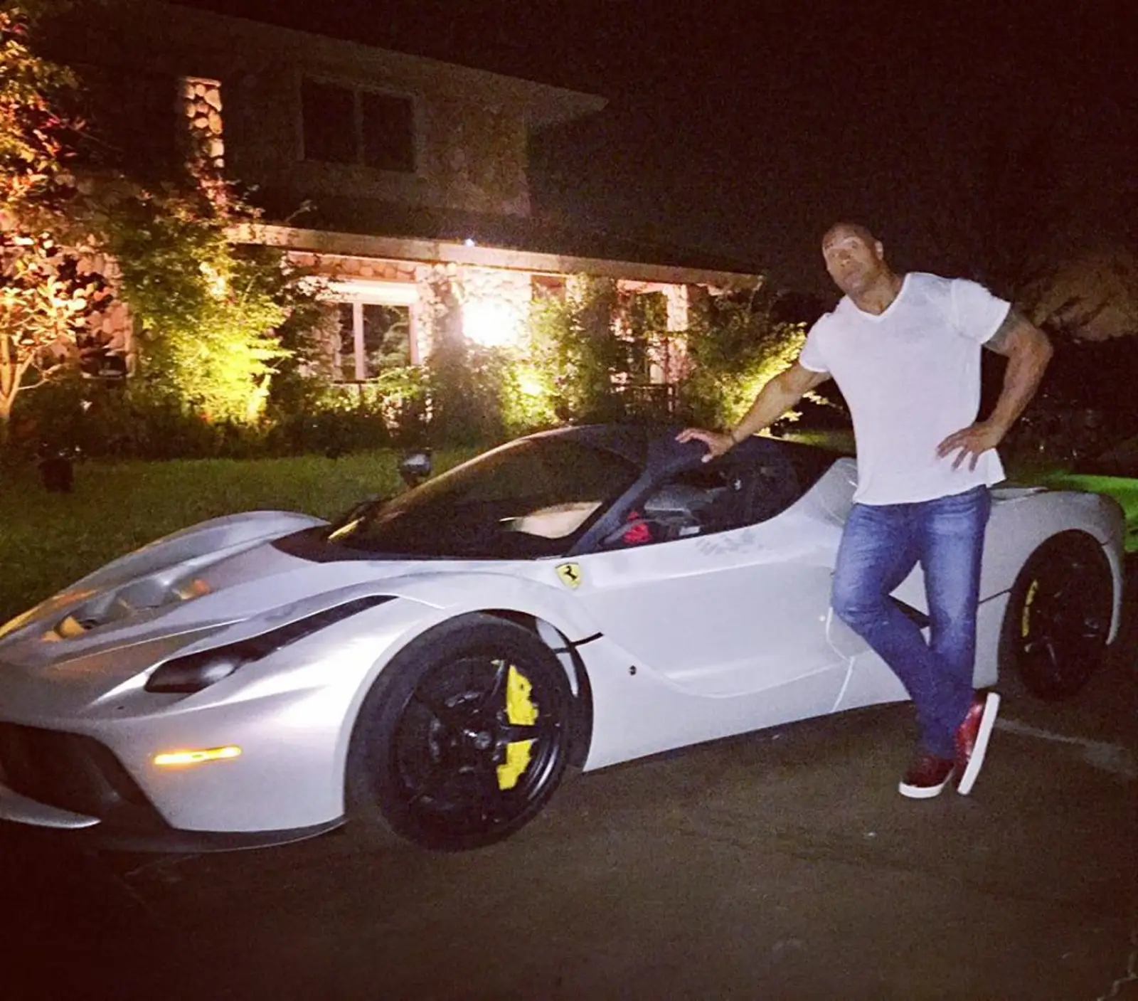 The Rock Dwayne Johnson poserar med sin LaFerrari