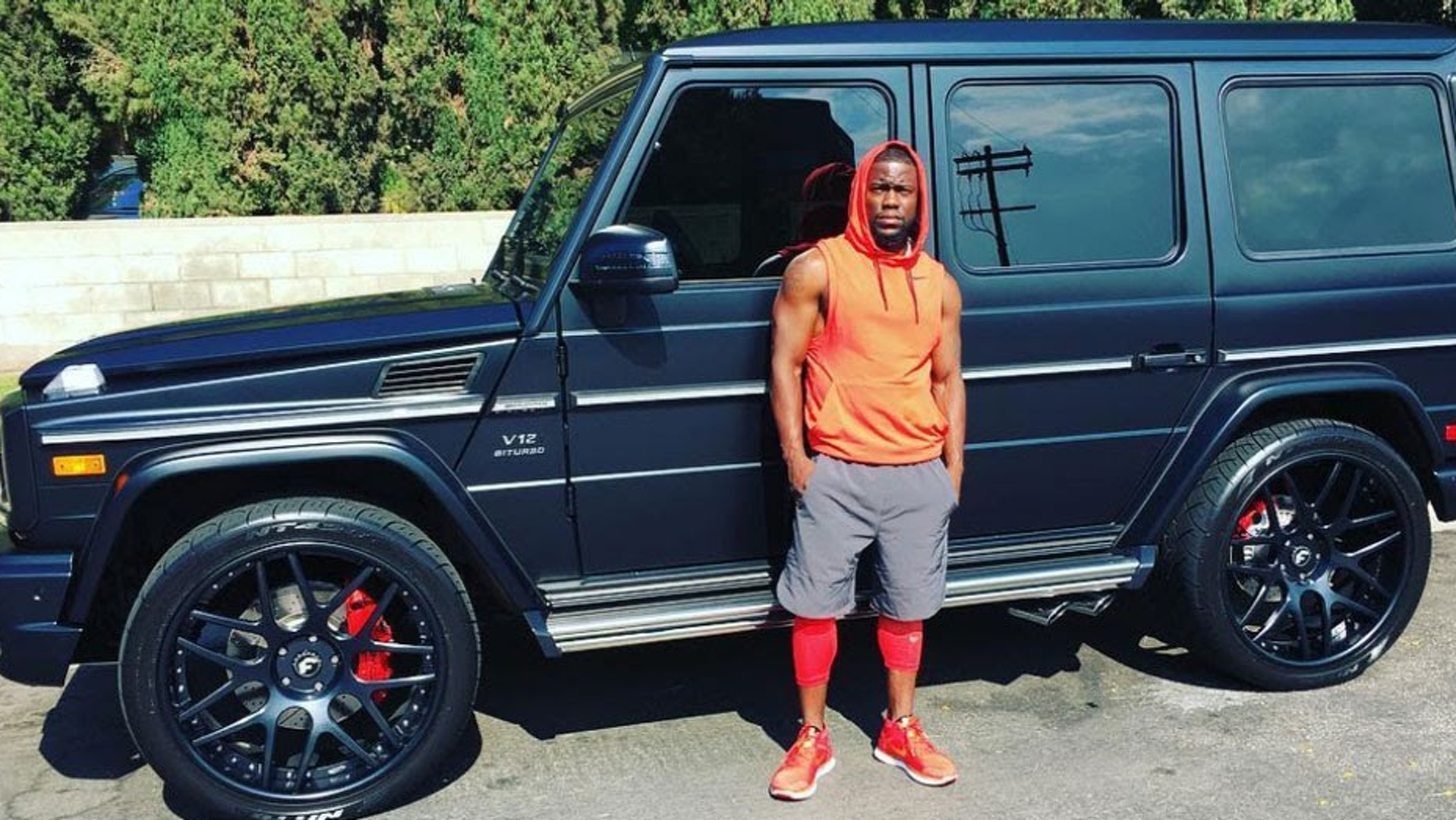 Kevin Hart framför Mercedes G-Wagon