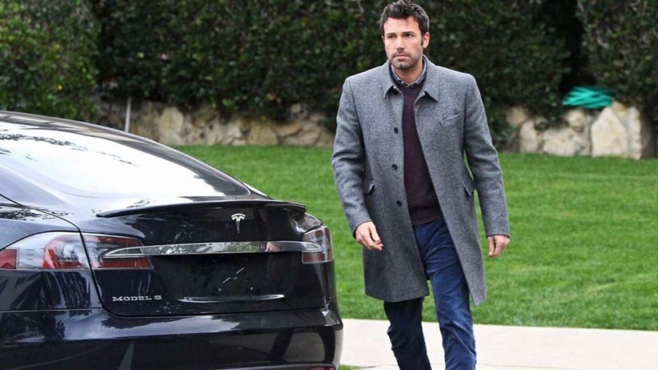 Ben Affleck framför sin Tesla